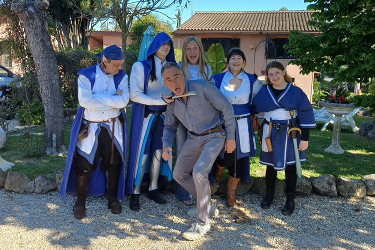 Una compagnia teatrale in costume del 1200 che gira per i borghi laziali.